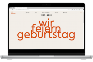 Laptop mit einem Foto des Jubiläumskalender Startseite "Wir feiern Geburtstag"