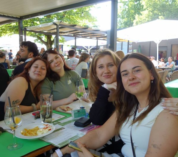 Teilnehmende beim Sommerfest 2026 im Biergarten des Schlossgartens Stuttgart. 