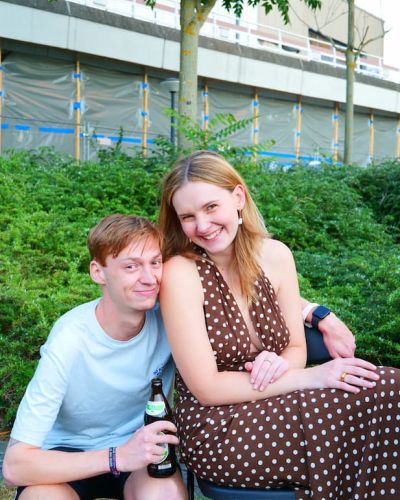 Teilnehmende im Außenbereich des Sommerfests 2026 im Philharmonischen Garten Berlin. 