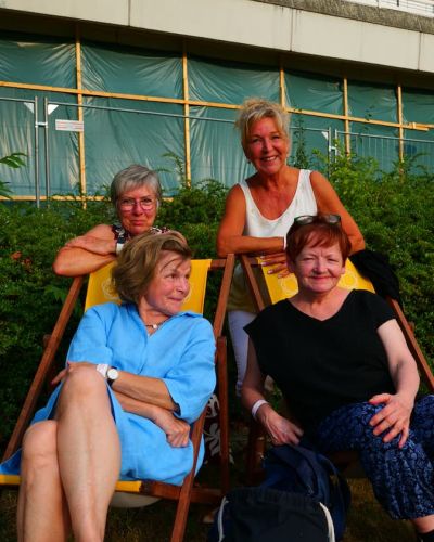 Teilnehmende im Gespräch während des Sommerfests 2026 im Philharmonischen Garten Berlin. 