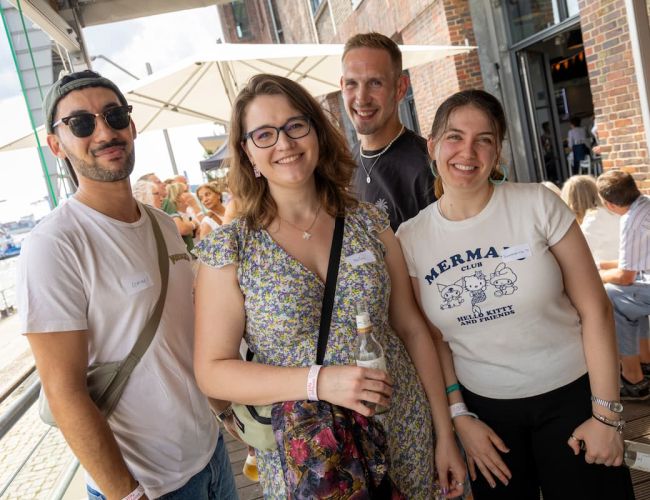 Teilnehmende im Außenbereich des Sommerfests 2026 in Hamburg. 