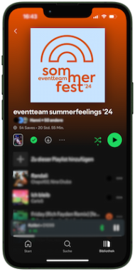 Handy mit einem Screenshot der Spotify Playlist vom Sommerfest 2024