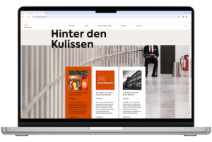Laptop mit Screenshot der Magazinseite "Hinter den Kulissen"