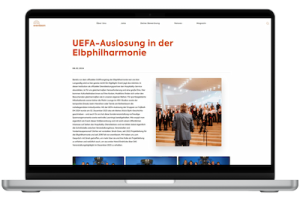 Laptop mit einem Screenshot des Magazinbeitrags "UEFA-Auslosung n der Elbphilharmonie"