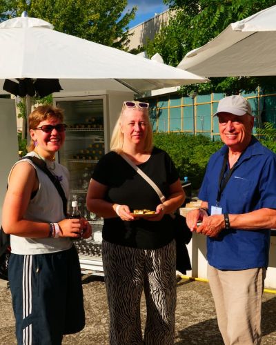 Teilnehmende beim Austausch im Pavillonbereich des Sommerfests 2026 im Philharmonischen Garten Berlin. 