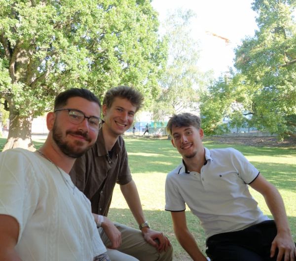 Teilnehmende verbringen gemeinsame Zeit beim Sommerfest 2026 im Schlossgarten Stuttgart. 