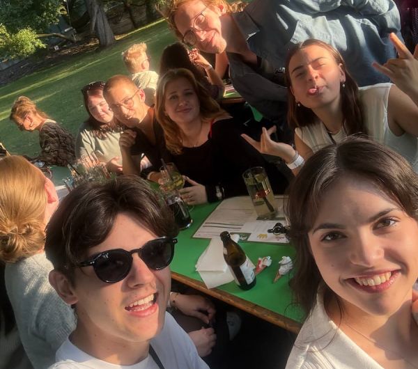 Gruppenfoto von Teilnehmenden beim Sommerfest 2026 im Schlossgarten Stuttgart. 