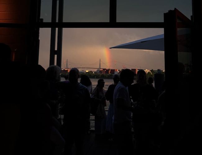 Blick auf den Hamburger Hafen und die Elbe während des Sommerfests 2026. 