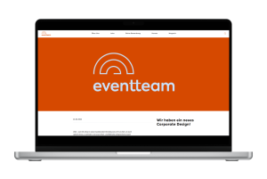 Laptop mit Screenshot vom Magazinbeitrag "Rebranding"