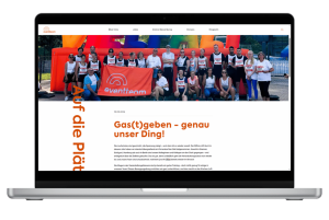 Laptop mit einem Screenshot des Magazinbeitrags "Gastgeben genau unser Ding"