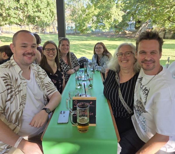 Teilnehmende beim Sommerfest 2026 im Schlossgarten Stuttgart. 