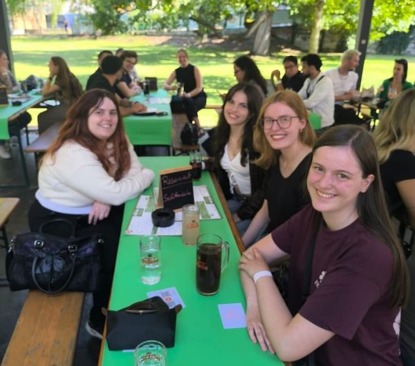Teilnehmende beim Sommerfest 2026 im Biergarten des Schlossgartens Stuttgart. 