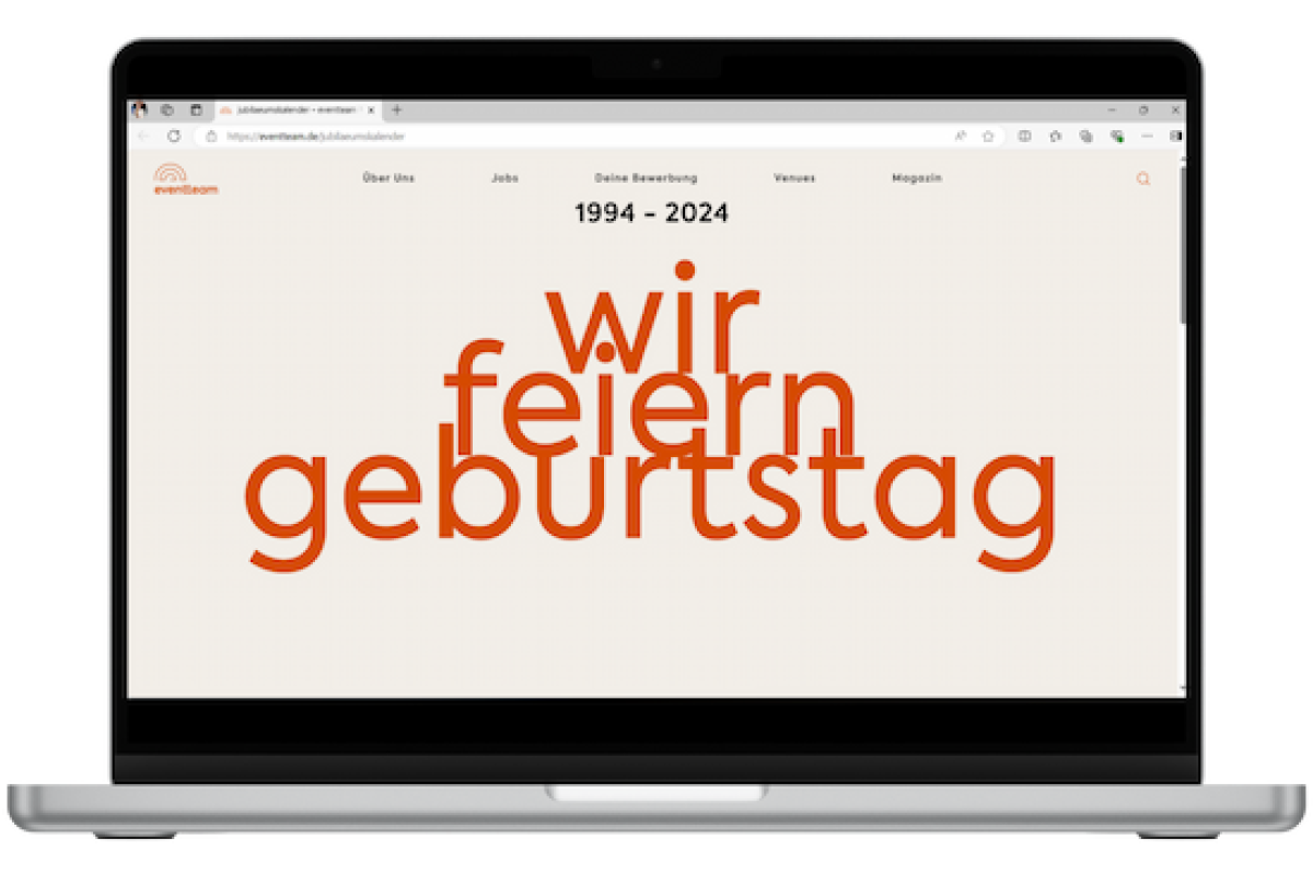 Laptop mit einem Foto des Jubiläumskalender Startseite "Wir feiern Geburtstag"