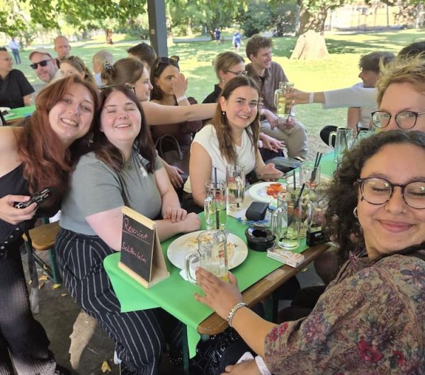 Teilnehmende beim Austausch im Biergarten des Schlossgartens Stuttgart. 