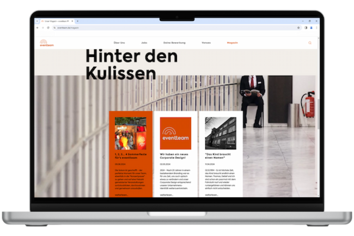 Laptop mit Screenshot der Magazinseite "Hinter den Kulissen"