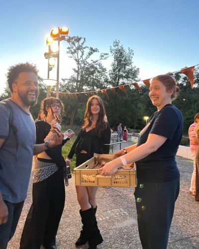 Teilnehmende verbringen gemeinsame Zeit beim Sommerfest 2026 im Philharmonischen Garten Berlin. 